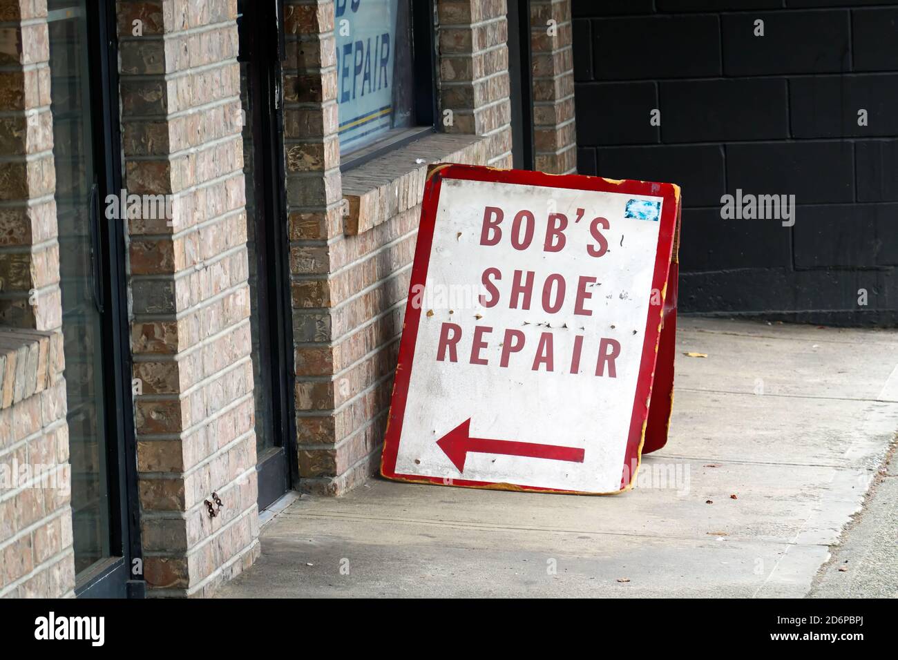 Ein Sandwich-Board mit 'Bob`s Shoe Repair' auf dem Bürgersteig außerhalb des Geschäfts. Maple Ridge, B. C., Kanada Stockfoto